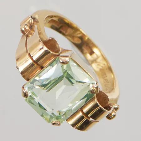 Ring, Ø16, bredd:11mm, grön sten, gravyr, fattning i 18K, skena i 23K, 8,3g.