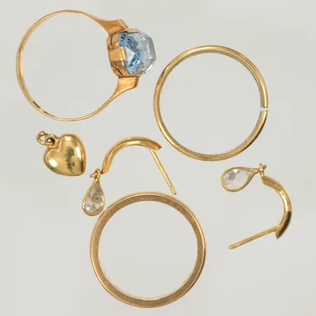 2 ringar, 1 ring med blå sten, 2 örhängen med stenar, berlock, trasigt graverat slitet, saknar något, 18K 13,5g totalt. 