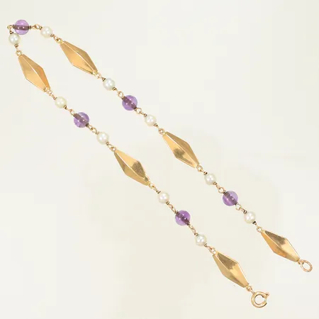 Armband / Fotlänk med vita och lila pärlor, längd ca, 25,5cm, bredd 1-9mm (repig, bucklig) 18K, bruttovikt 5,4g (guldvikt ca 3g) 