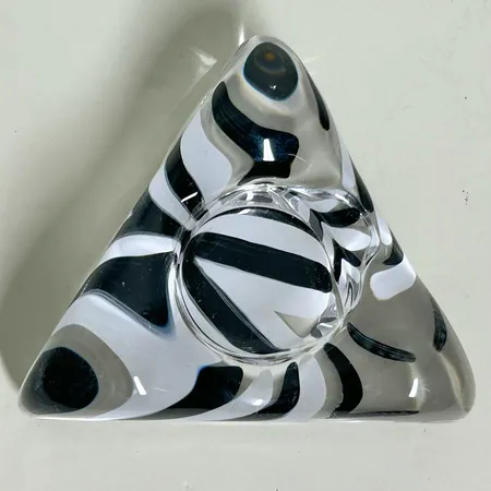 Ljushållare Kosta Boda, Piece of cake av Ulrica Hydman-Vallien, handmålad & signerad, svart/vit i originalask