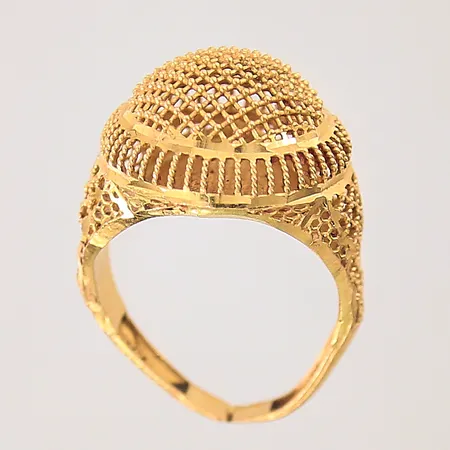 Ring med mönstrad samt genombruten dekor, stl 17, bredd 3,2-17,8mm, skev/bucklig, 21K Vikt: 5 g