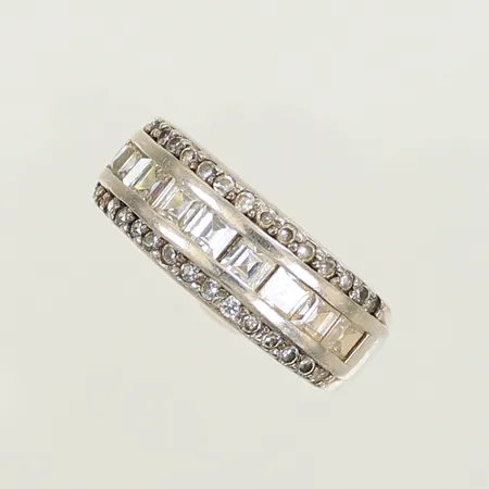 Ring med vita stenar, stl 19¼ bredd 5-8mm, en sten saknas, silver 925/1000-delar 6,7g Vikt: 6,7 g