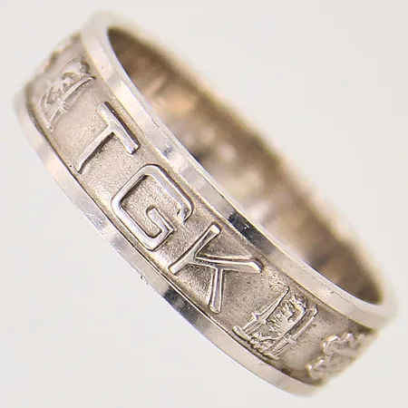 Ring med dekor samt text, stl 19½, bredd 6mm, vitguld, gravyr, 18K  Vikt: 6,6 g
