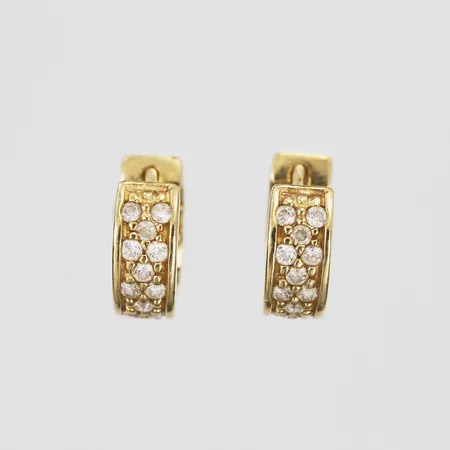 Ett par örhängen med vita stenar, 12mm, 18K Vikt: 3,5 g