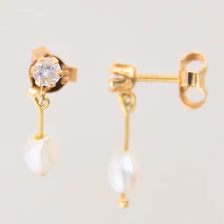 Ett par örhängen med vita stenar samt pärlor, 18x4mm, 18K Vikt: 1,4 g