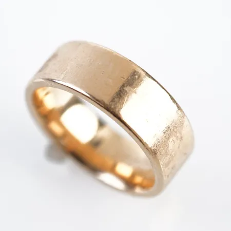 Ring, stl 17½(54), bredd 7mm, 18k, gravyr Vikt: 11 g