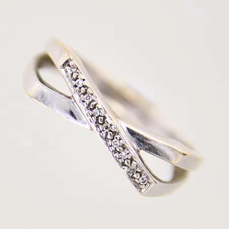 Ring med diamanter 9 x 0,005ct, stl: 18¼, bredd: 2,5mm, vitguld, 18K Vikt: 3,6 g