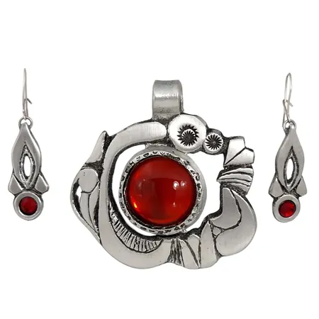 Hänge (stor modell) + Örhängen, ett par, tenn, röda stenar, Rune Ottosson, hänge mått 53,5x53 mm, örhängen längd 43 mm, bredd 12 mm, stenar utan anmärkning, vikt 36 gram