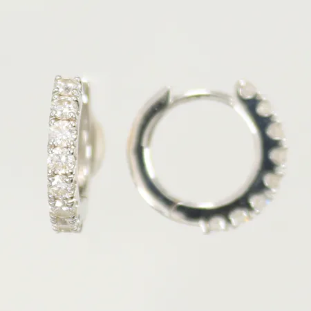 Ett par örhängen vitguld med 16 diamanter, 0,68ct totalt enl gravyr, Ø9mm insida, Ø14mm utsida, 18K  Vikt: 3,1 g