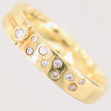 Ring med diamanter 1 x ca 0,02ct, 3 x ca 0,01ct, stl 18, bredd 4mm, Glamira, gravyr, 18K Vikt: 5,7 g