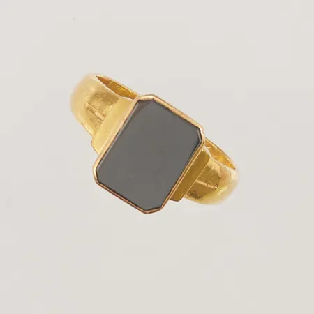 Ring, hematit, Ø19½, bredd:13, gravyr, skev skena, 23K 8,6g.