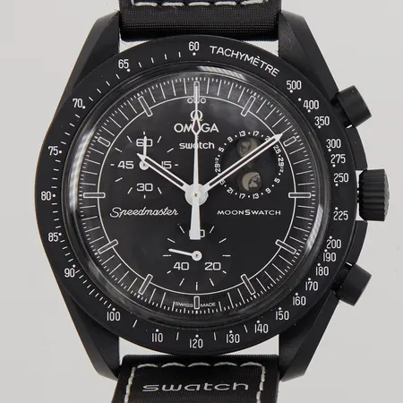 Armbandsur Omega X Swatch Mission to the Moonphase, Snoopy Black Edition, bioceramic, Ø40mm, quartz, kronograf, velcro-band, manual, certifikat Juni -24, originalbox