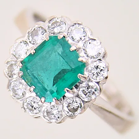 Ring med diamanter 0,60ctv enligt gravyr samt smaragd 1,10ct enligt gravyr, stl 17¼, bredd 3-12mm, Anderssons Guld Bengt J, år 1980, vitguld, smaragd med nagg på fasetter samt rondist, inneslutningar som når ytan, 18K  Vikt: 5 g