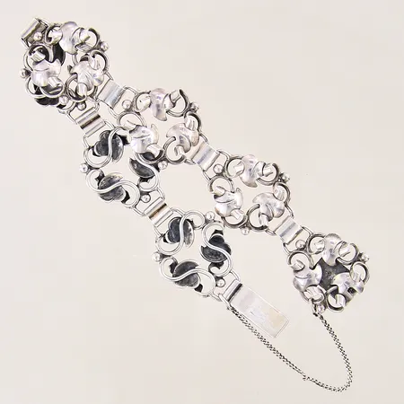 Armband med dekor, längd ca 18cm, bredd 8-20mm, säkerhetskedja, monogramgravyr, silver 830/1000 Vikt: 20,9 g