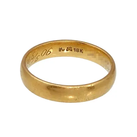 Ring, 18K guld, Ø19¼ mm, bredd 4,5mm, svensk kontrollstämpel, gravyr,  Vikt: 5,5 g