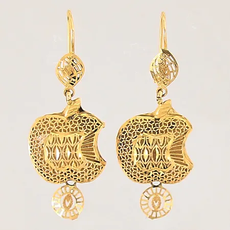 Ett par örhängen med genombruten dekor, 50x17mm, 21K. Vikt: 5,9 g