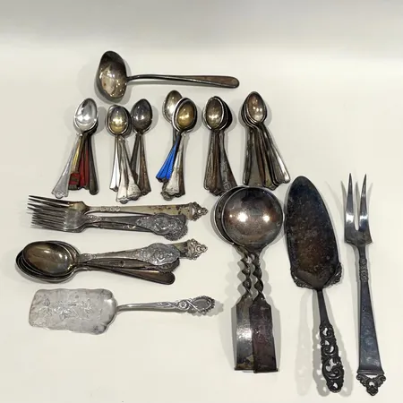 Diverse silverbestick, vissa med emaljdetaljer samt gravyrer, silver 813-925/1000 Vikt: 871,3 g