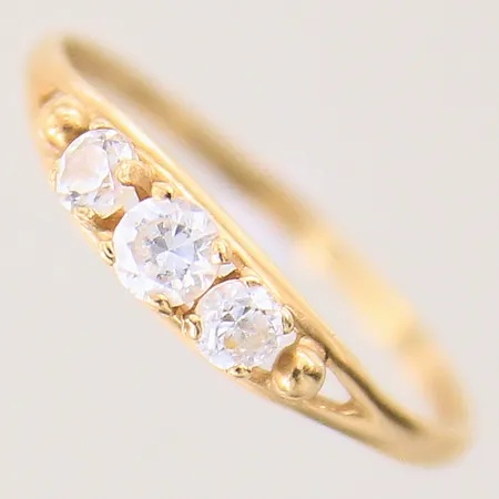 Ring med vita stenar, stl 17, bredd: 1,2mm, 18K  Vikt: 1,1 g
