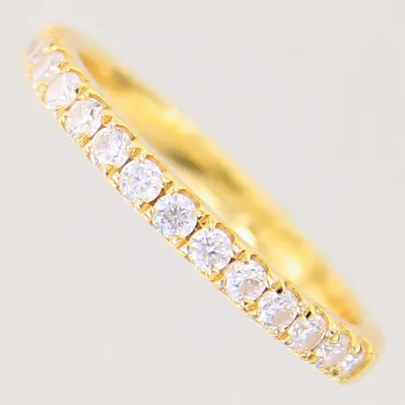 Ring med vita stenar, stl 17¾, bredd 2,5mm, förgyllt silver 925/1000 Vikt: 2,2 g