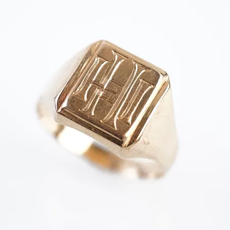 Ring, stl 21½(67), bredd 13mm, 18k, gravyr Vikt: 5,2 g