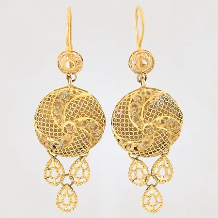 Ett par örhängen med genombruten dekor, 55x20mm, 21K. Vikt: 7,1 g