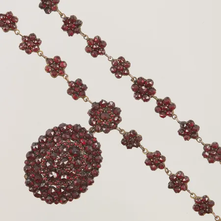 Collier, granater, 37cm, något slitna öglor, bredd:9-13mm, hänge/brosch ca 35x30mm, öppningsbar med glasbaksida, förgylld mässing.