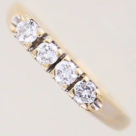 Ring med briljantslipade diamanter 4 x ca 0,05ct, stl: 17, bredd: 1,4-3mm, 18K  Vikt: 2,7 g