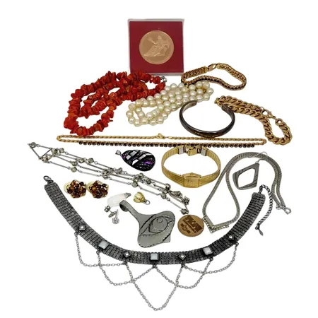 Parti bijouterier mm, bl.a. flertalet Collier, Armband mm, olika material bl.a. Korall, förgylld metall, Damarmbandsur Seiko, ej fullständigt genomgånget, enstaka bruksmärken kan förekomma, vikt strax över 300 gram Skickas med paket.