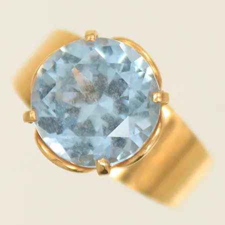 Ring med ljusblå sten, 20¾, bredd 4-13mm (repig) 18K, 5,4g 