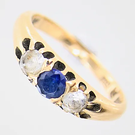 Ring med blå samt vita stenar, stl 17¼, bredd 2,1-5,3mm, nagg, slitna klor, gravyr, 18K Vikt: 3,9 g