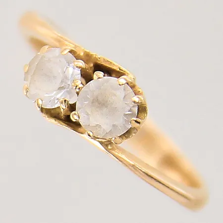 Ring med vita stenar, troligen syntetiska safirer, stl 15½, bredd 3-7mm, stenar med slitage samt nagg, 18K  Vikt: 2,6 g