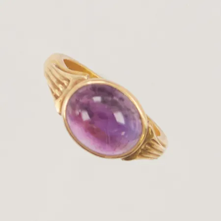 Ring, ametist, Ø17¾, bredd:10mm, fattning i 18K, skena i 23K, gravyr, 8,0g.