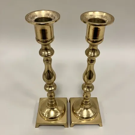 Ett par ljusstakar, höjd 21,5cm, mässing, repor,