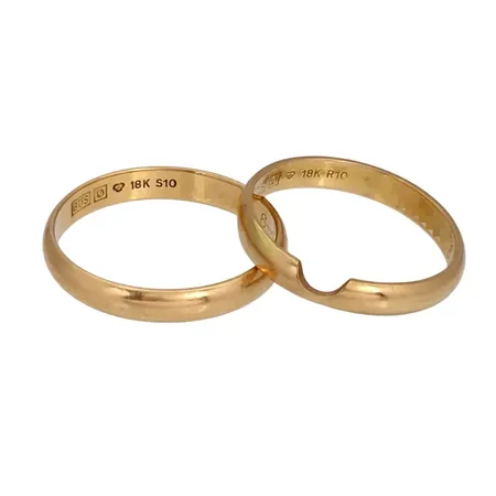 Ringar, två st, 18K guld, defekter, slitage, gravyrer Vikt: 6,2 g