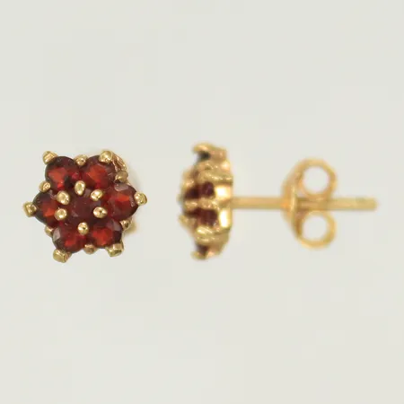 Ett par örhängen med granater, Ø7mm, förgyllt silver 925/1000-delar Vikt: 1,2 g