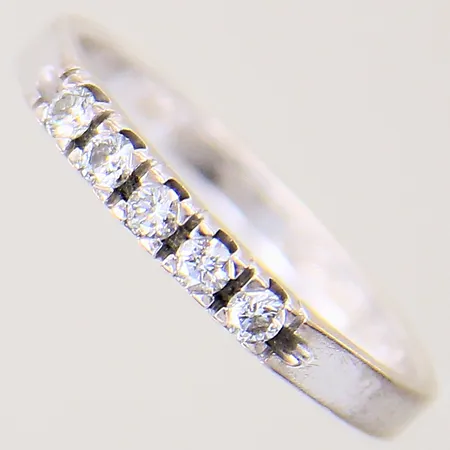 Ring med briljantslipade diamanter 0,20ctv enligt gravyr, stl: 17½, bredd: 2,6mm, gravyr, Schalins, vitguld, 18K  Vikt: 3,1 g