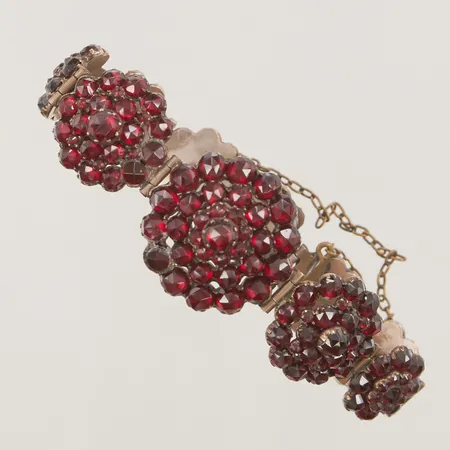 Armband, granater, ca 17cm, bredd:13-22mm, oädel metall.