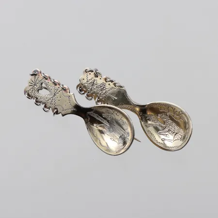 Dräktbroscher 2 st, 1 st stämplad Lindbäck Eric Nederkalix, längd ca 5.5 cm, silver. Vikt: 14 g