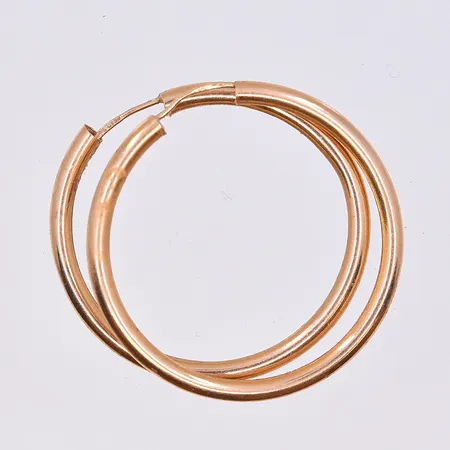 Ett par örhängen, Ø24 mm, bredd 2mm, 18K. Vikt: 2,3 g