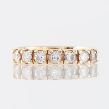 Ring med 7 st diamanter på ca 7x0.07ct,storlek 15 ½ mm, bredd 2.9-3.1 mm,18k. Vikt: 3 g