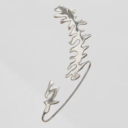 Udda örhänge, längd ca 60mm, bredd 16mm, stift, 925/1000 silver Vikt: 4,3 g