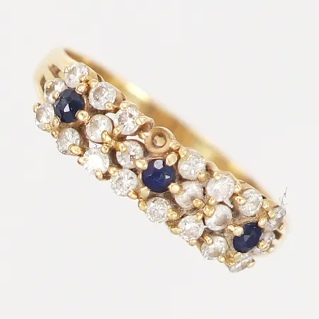 Ring, Ø17½, briljantslipade diamanter 21 x 0,01ct samt tre blå Safirer, en diamant saknas, bredd 2,2 - 5,1mm, 18K Vikt: 2,5 g