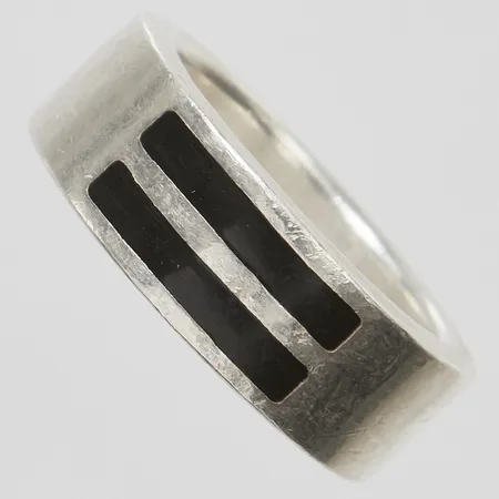 Ring, emalj, stl 19½, bredd 8,5mm, 925/1000 silver Vikt: 16,1 g