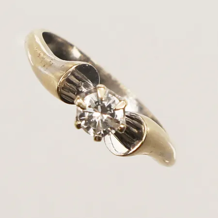 Ring diamant ca 0,35ct, stl 17½, bredd 5,1mm, vitguld, 18K  Vikt: 3,7 g
