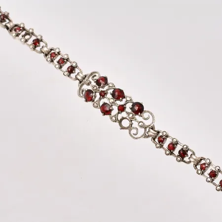 Armband i silver, 19cm, bredd 7,2-12,9mm, 32st Granater, mått 2,7-4,8mm, 2st saknas, Markasiter, importstämplad, 830/1000, vikt 16g.