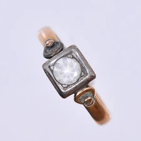 Ring med vita stenar, stl 16¾, bredd 3 mm, 18K. Vikt: 2,2 g