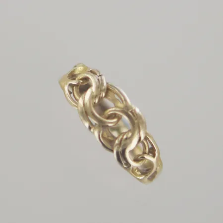 Ring bismark, Ø 19 mm, bredd 7 mm, spricka på skenan18K Vikt: 2,4 g