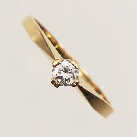 Ring  med diamant 0,22ct enligt gravyr, stl 18¼, bredd 1,8-5mm, 18K Vikt: 2,3 g