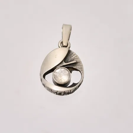 Hänge i silver, mått 13,4x23,8mm, 1st vit sten, mått Ø5,2mm, design Karl Laine, 925/1000, vikt 1,72g.