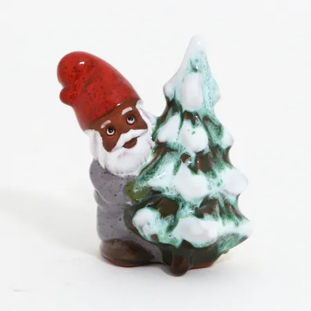 Tomte med gran, glaserat lergods, Rolf Berg Torshälla, höjd: 21cm, etikettmärkt Skickas med paket.